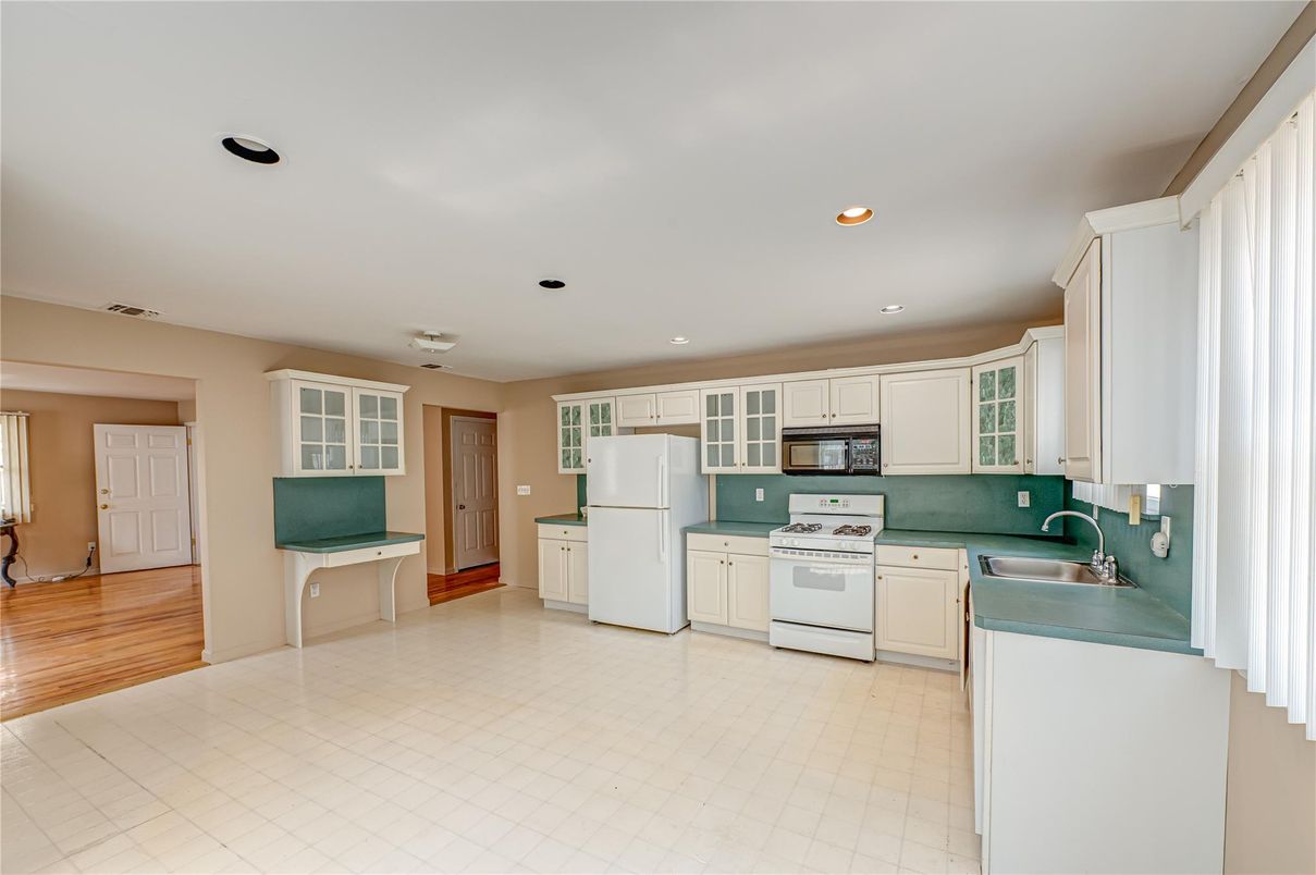 Interior, Kitchen, Recessed Lighting, Washer, Wood Texture Flooring