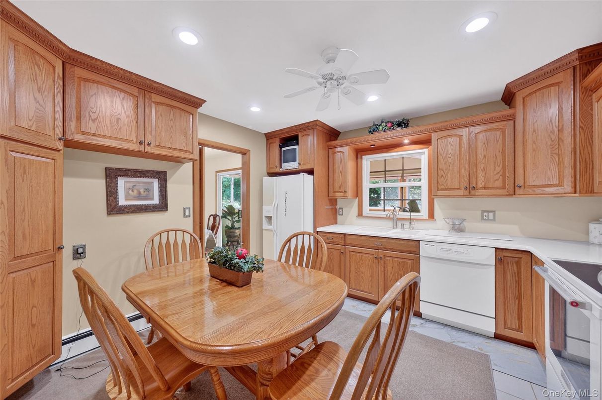 Dining room, Interior, Kitchen, Recessed Lighting