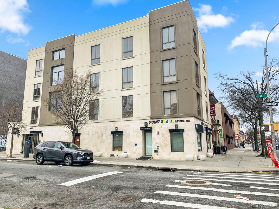 Exterior, Facade, Rowhouse