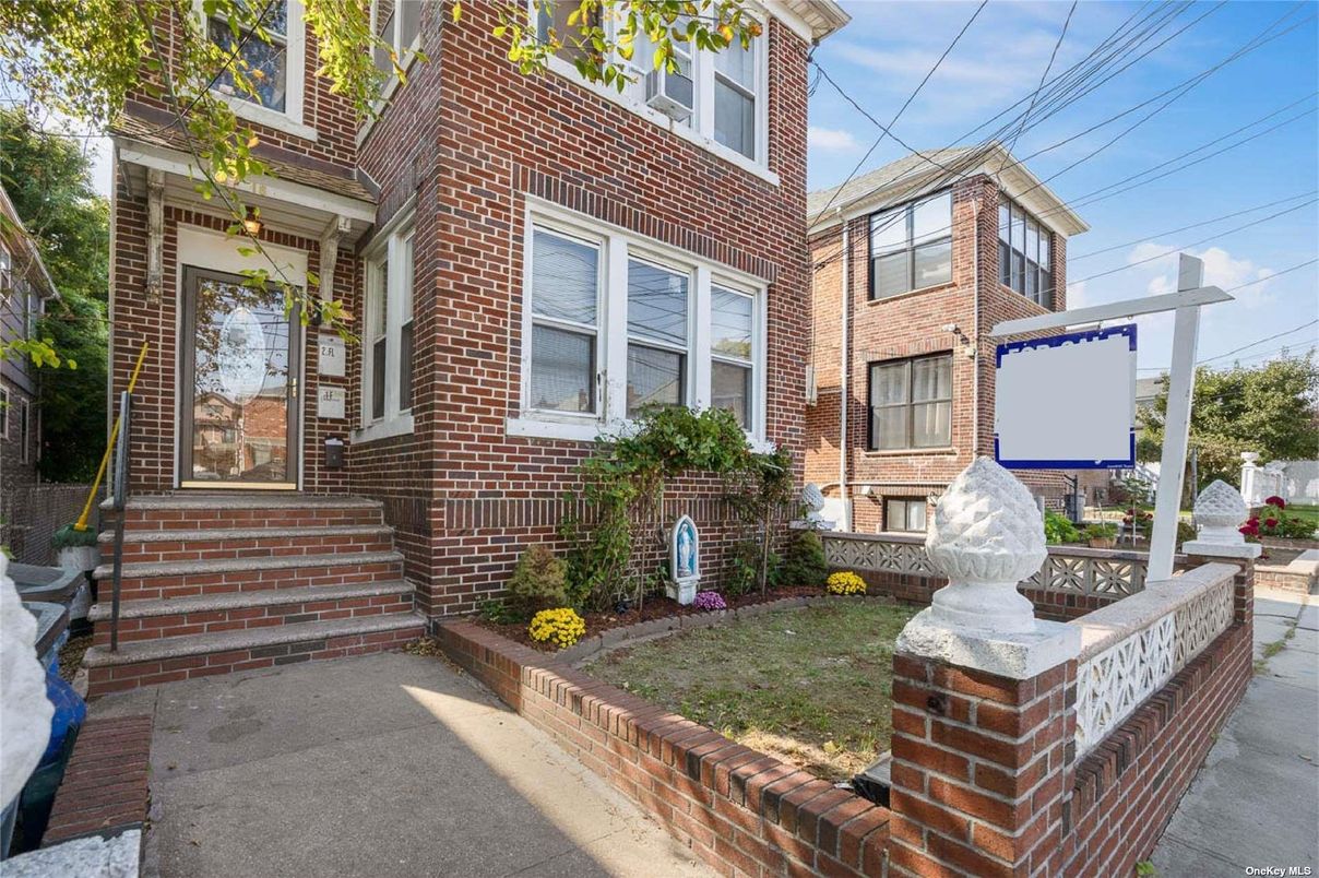 Exterior, Facade, Brick Facade, Rowhouse