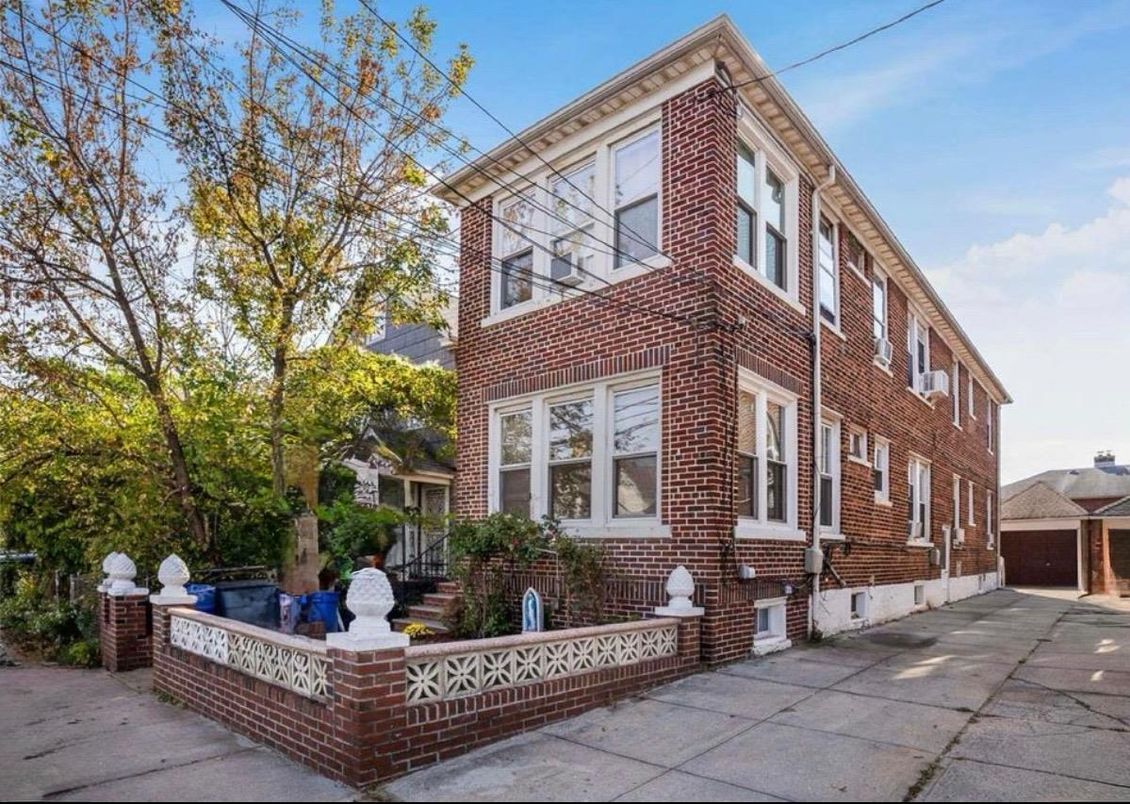 Exterior, Facade, Brick Facade, Chicago School