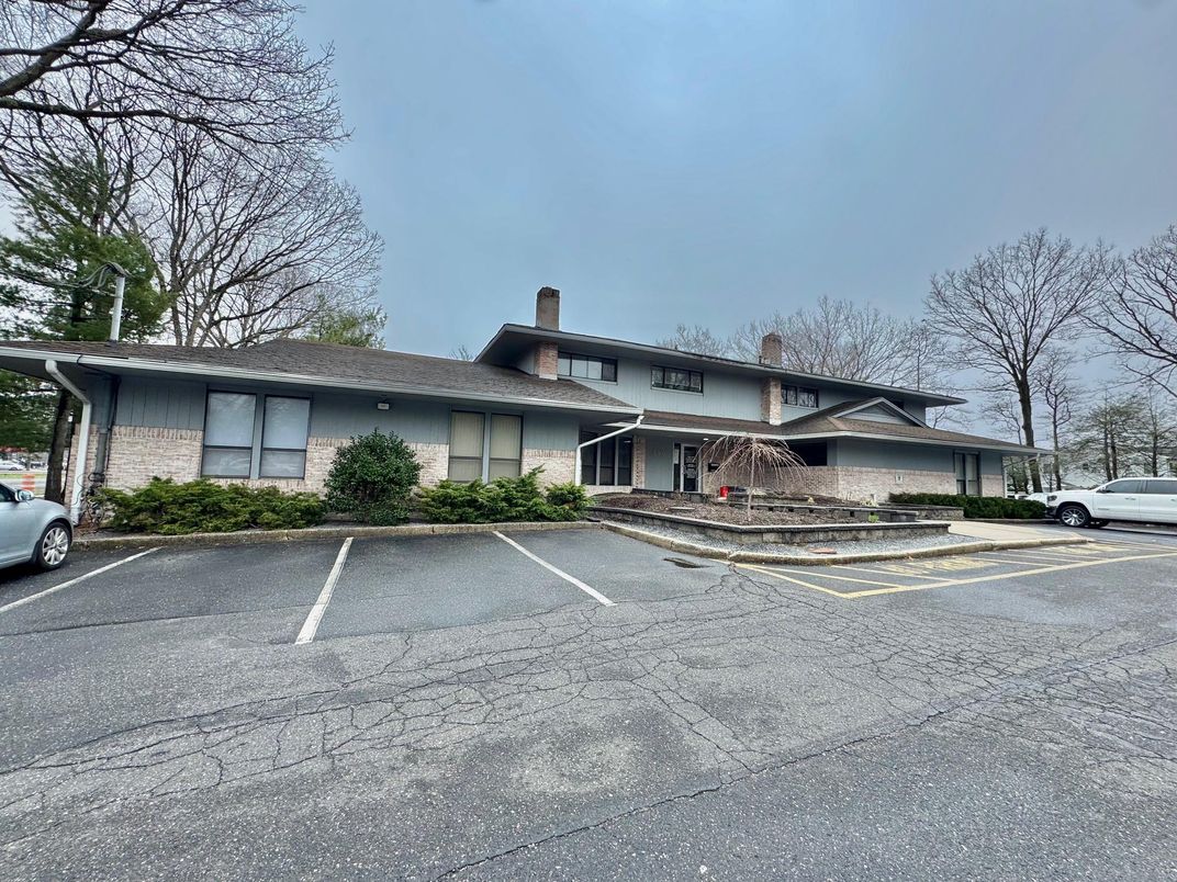 Exterior, Facade, Split Level