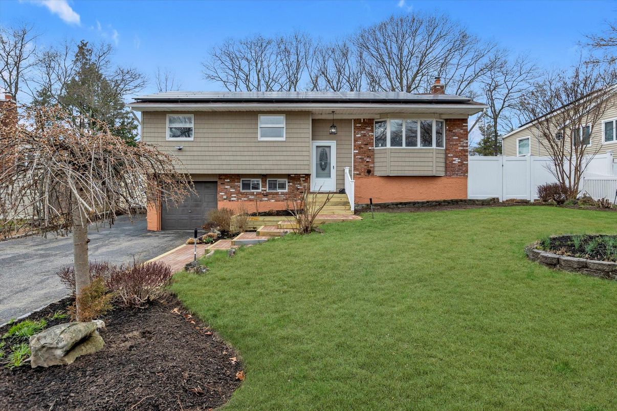 Attached, Exterior, Facade, Brick Facade, Raised Ranch