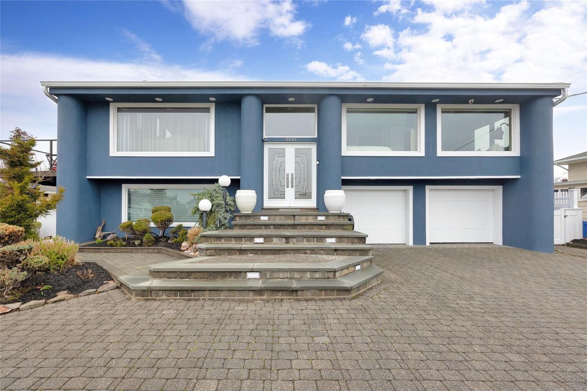 Attached, Exterior, Facade, Raised Ranch