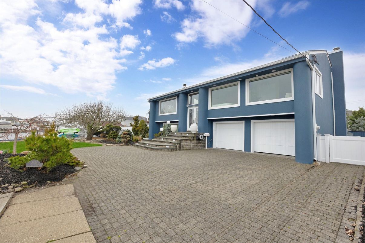 Attached, Exterior, Facade, Raised Ranch