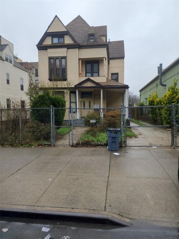 Exterior, Facade, Queen Anne Victorian