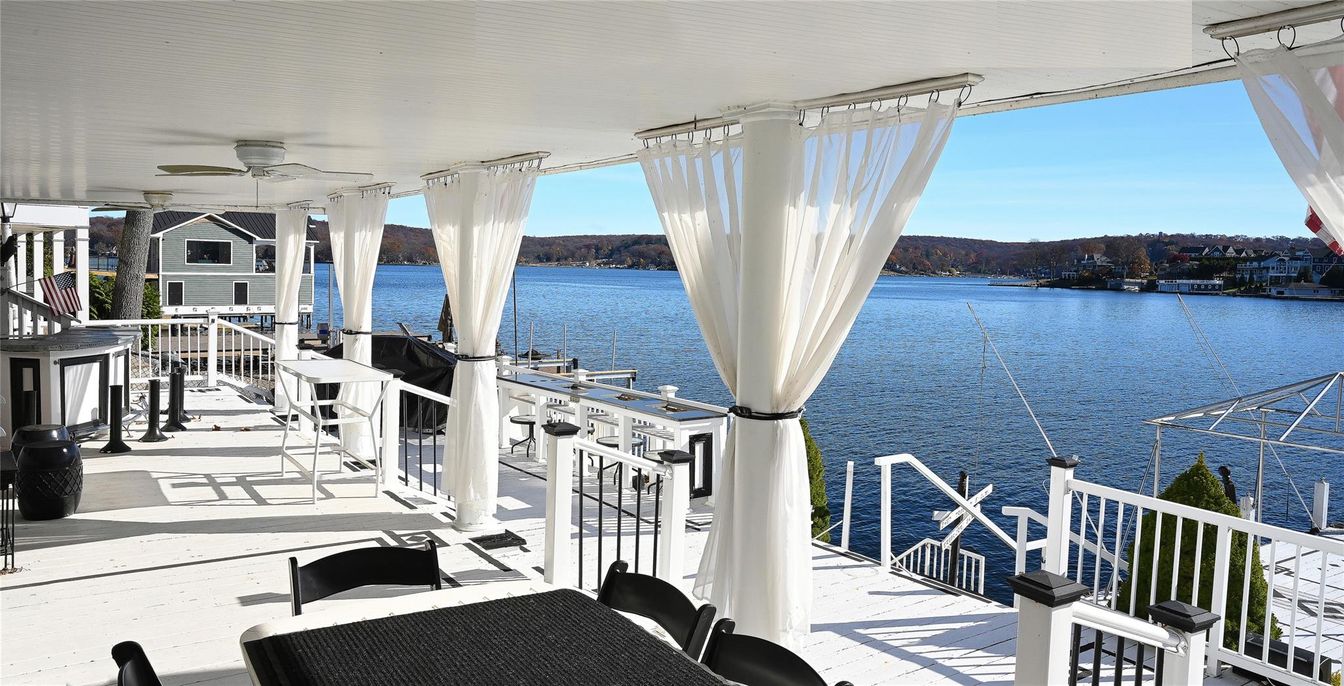 Exterior, Lake