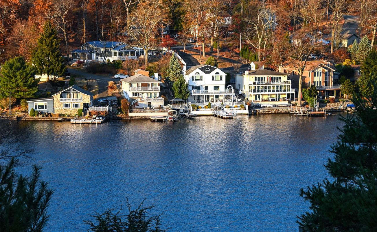 Exterior, Lake