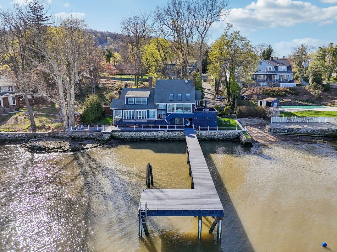 Exterior, Lake