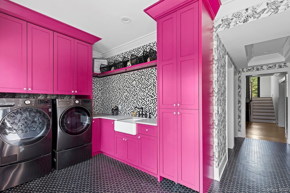 Interior, Recessed Lighting, Washer, Wood Texture Flooring