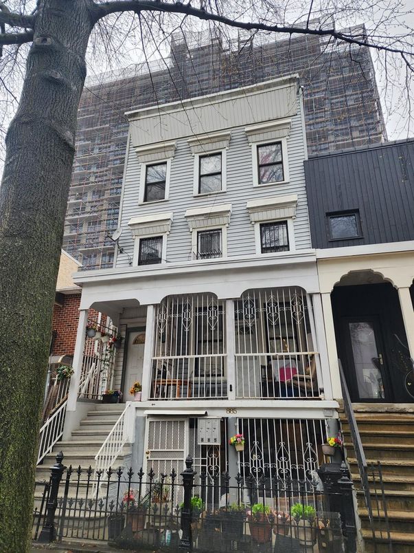 Exterior, Facade, Rowhouse