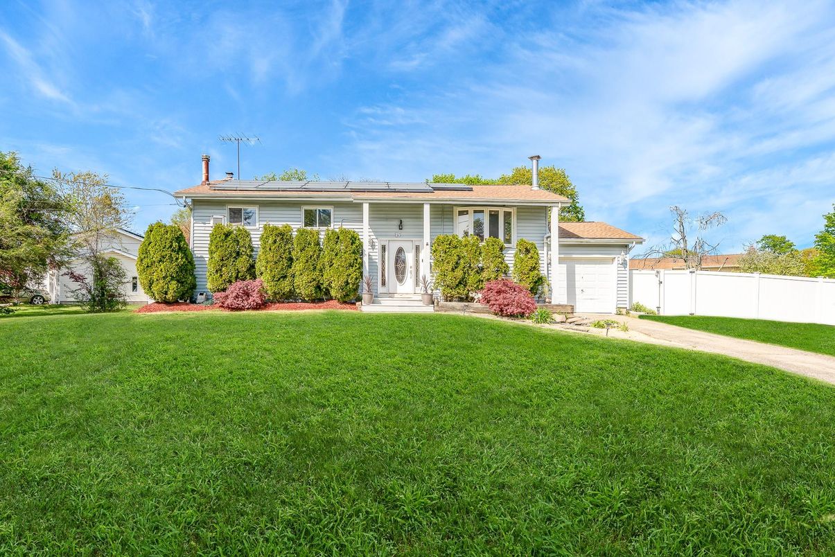 Backyard, Exterior, Facade, Solar Panels, Ranch