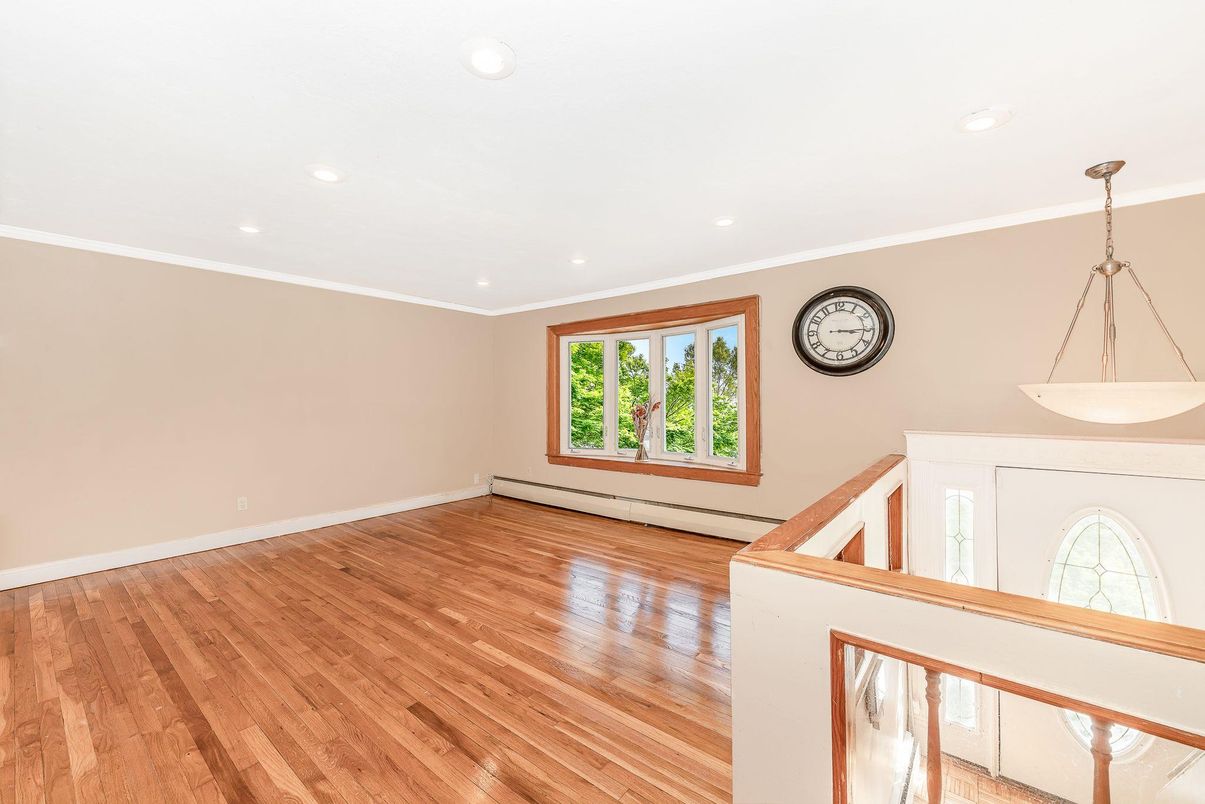 Empty room, Interior, Pendant Lights, Recessed Lighting, Wood Texture Flooring