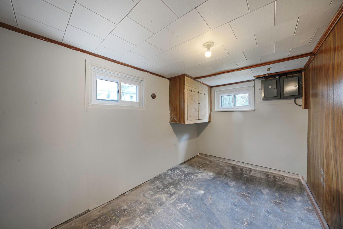 Empty room, Interior