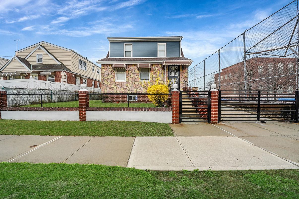 Exterior, Facade, Brick Facade, American Foursquare