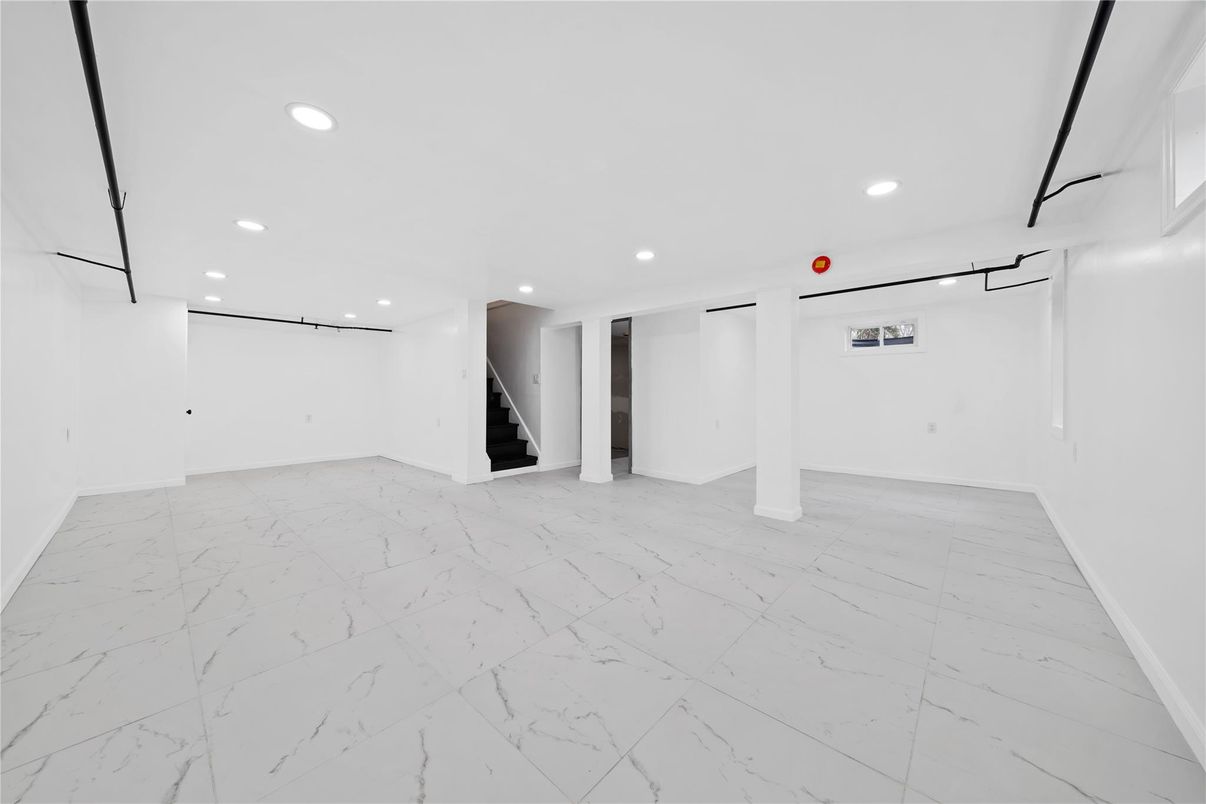 Empty room, Interior, Marble, Recessed Lighting