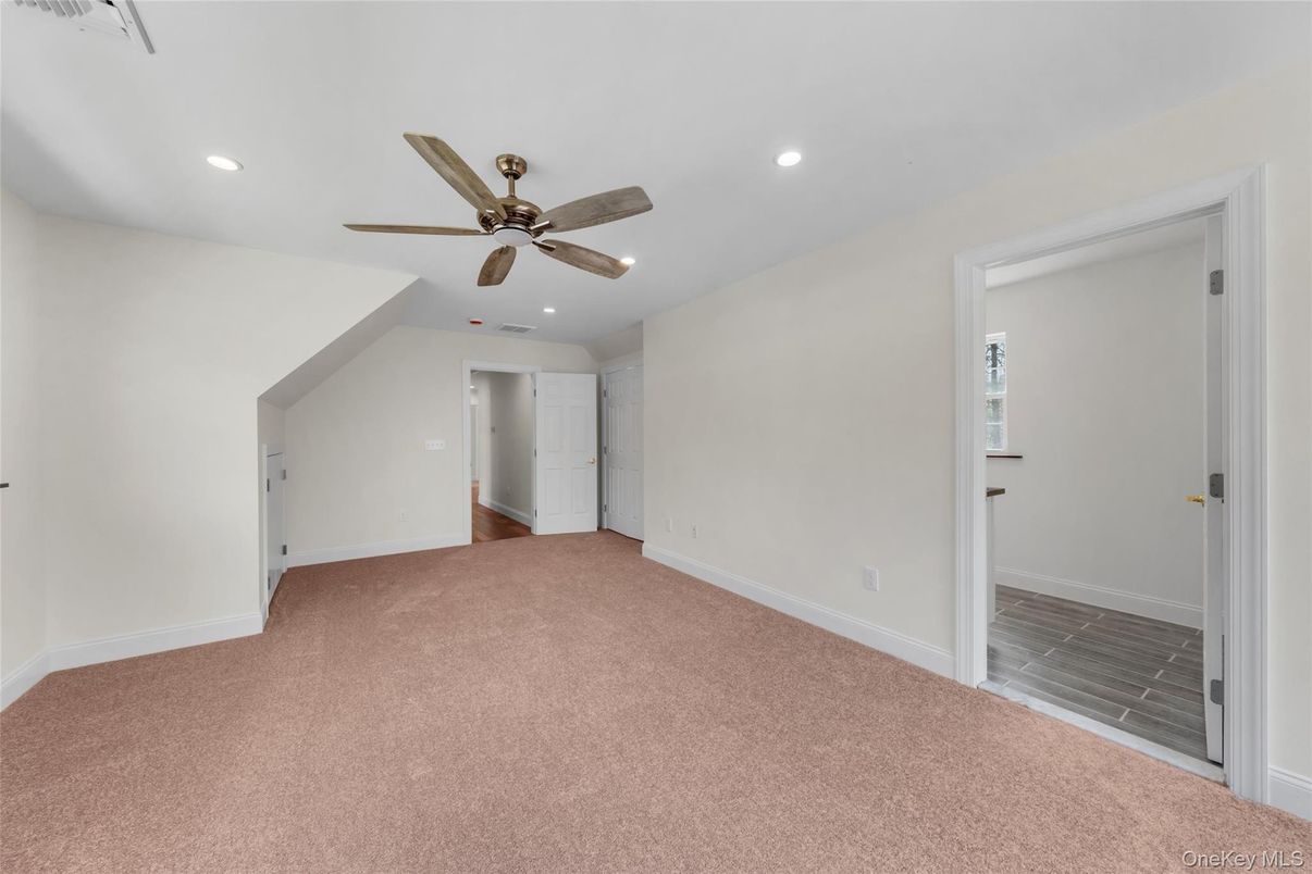Empty room, Interior, Recessed Lighting