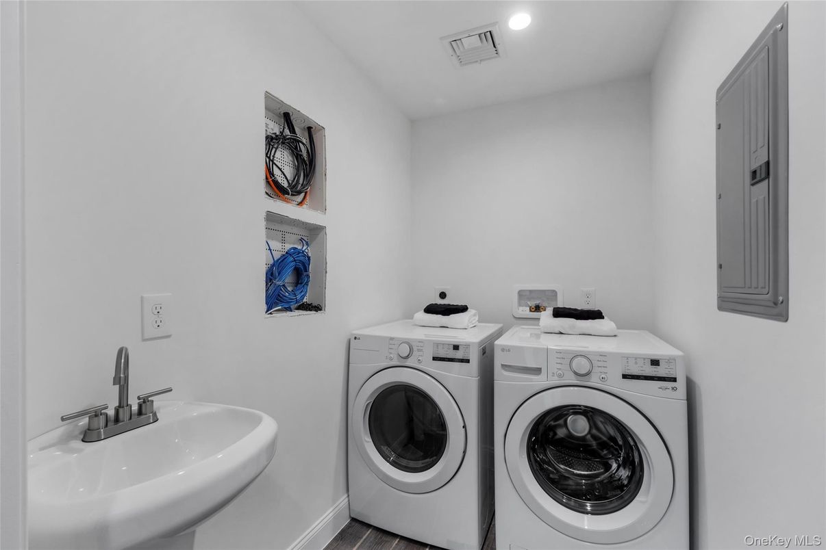 Interior, Recessed Lighting, Washer, Wood Texture Flooring