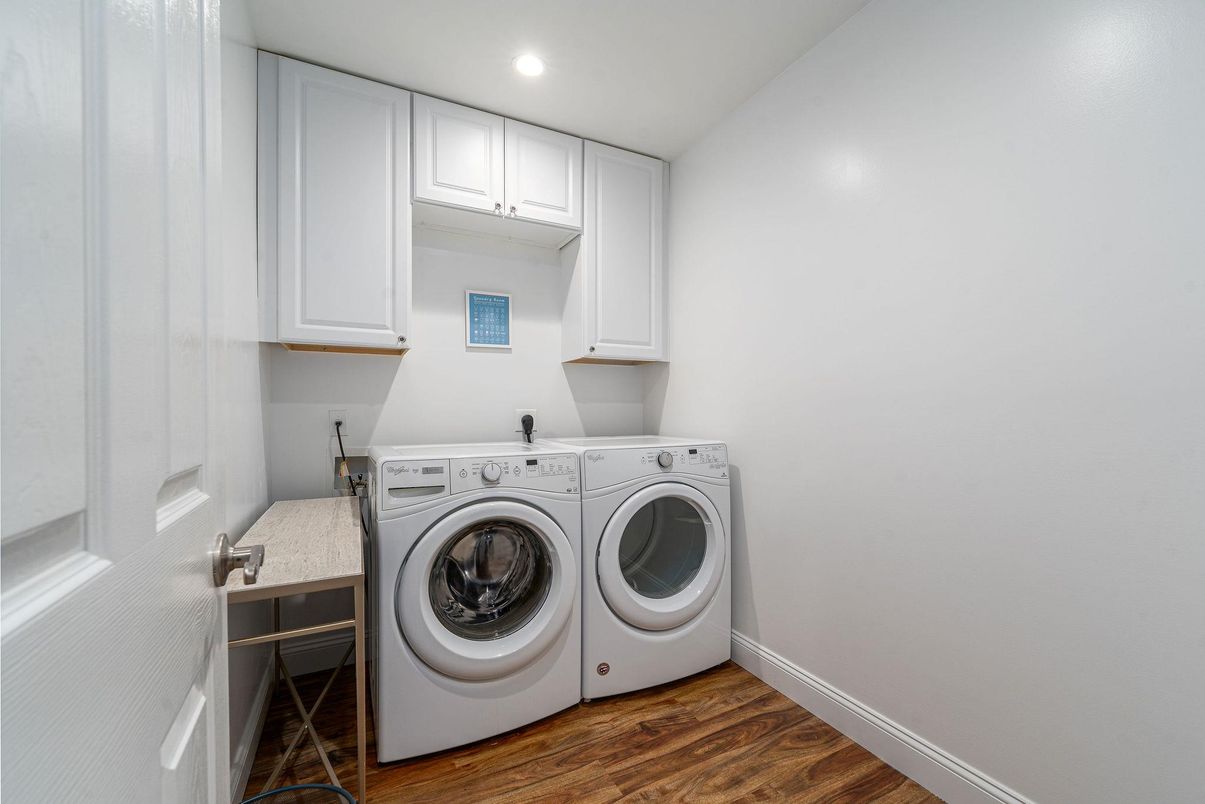 Interior, Recessed Lighting, Washer, Wood Texture Flooring