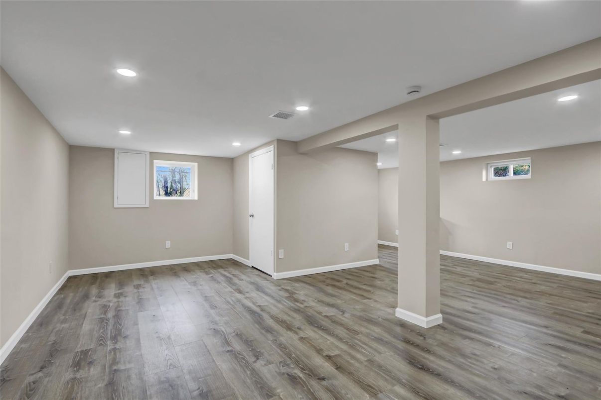 Empty room, Interior, Recessed Lighting, Wood Texture Flooring