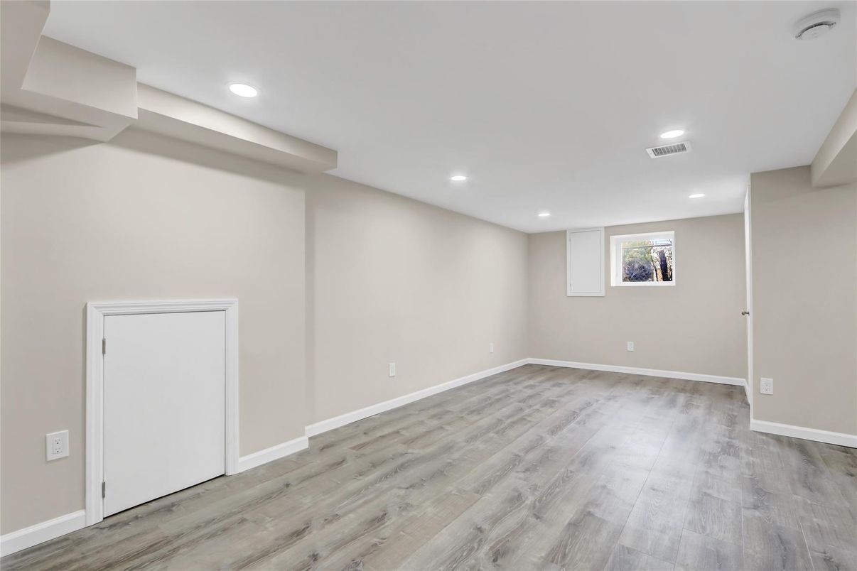 Empty room, Interior, Recessed Lighting, Wood Texture Flooring