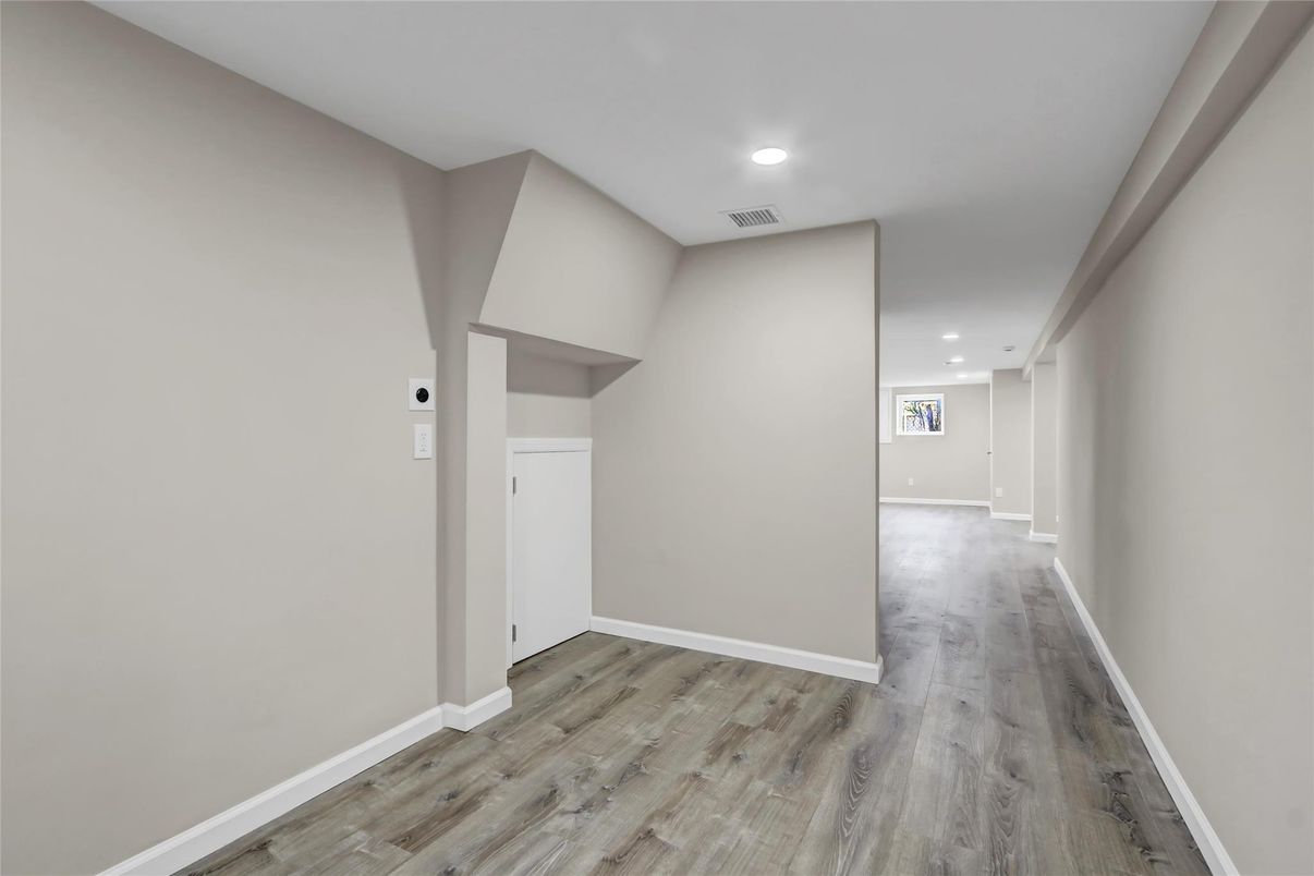 Empty room, Interior, Recessed Lighting, Wood Texture Flooring