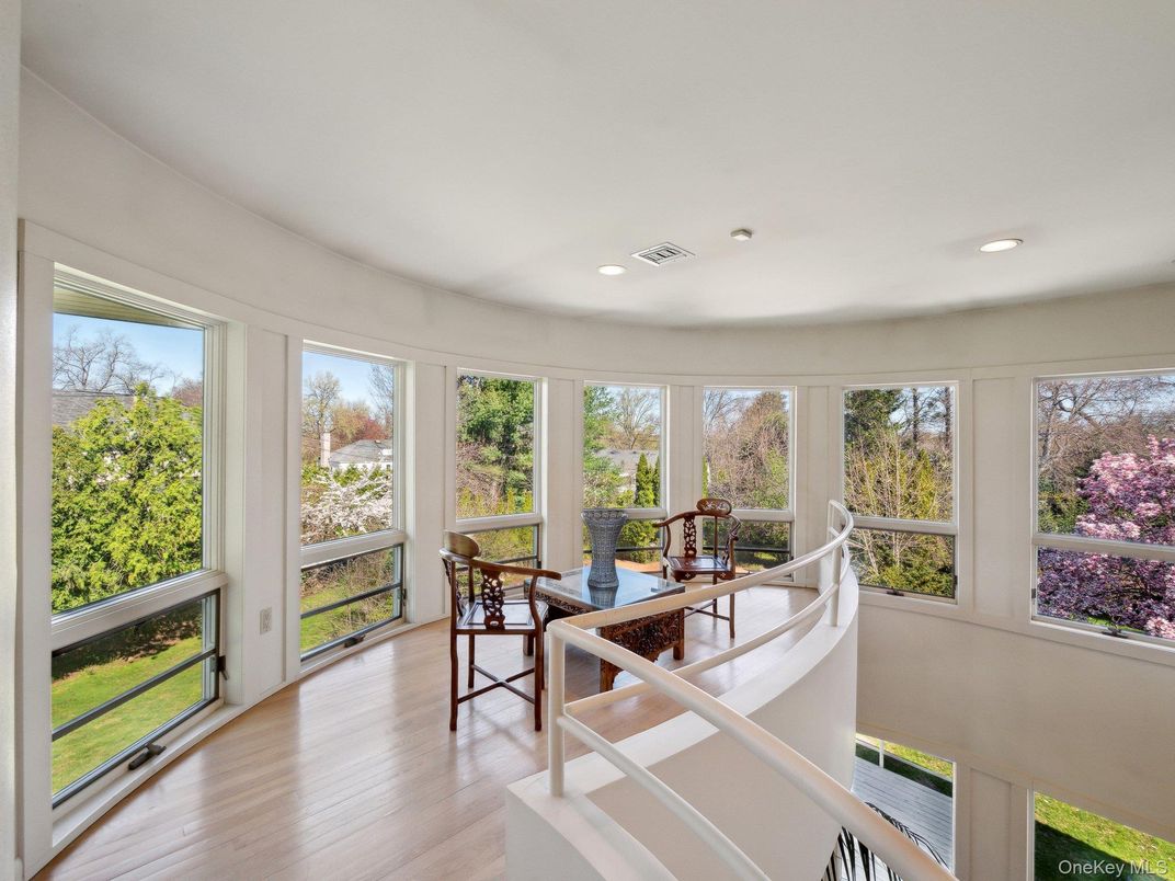 Interior, Recessed Lighting, Sun Room, Wood Texture Flooring