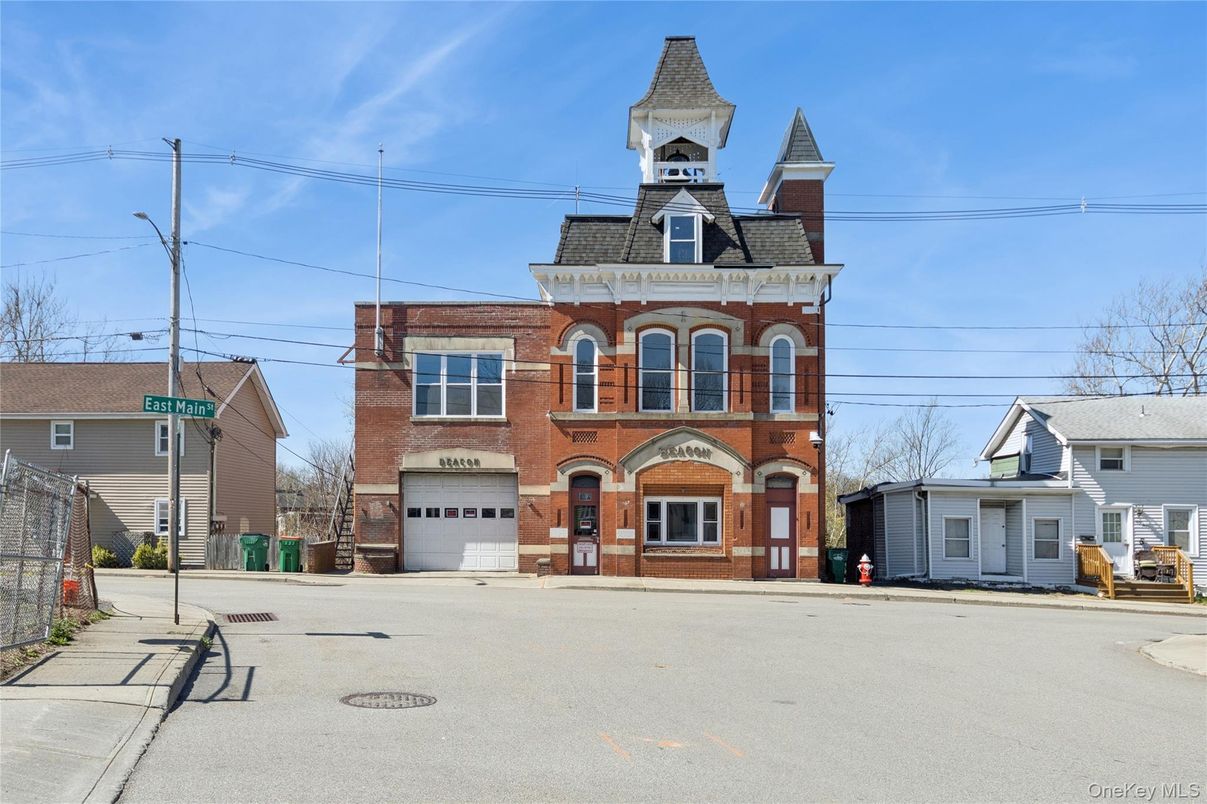 Attached, Exterior, Facade, Brick Facade, Queen Anne Victorian