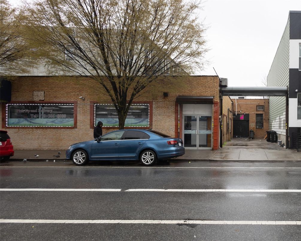 Exterior, Facade, Brick Facade, Rowhouse