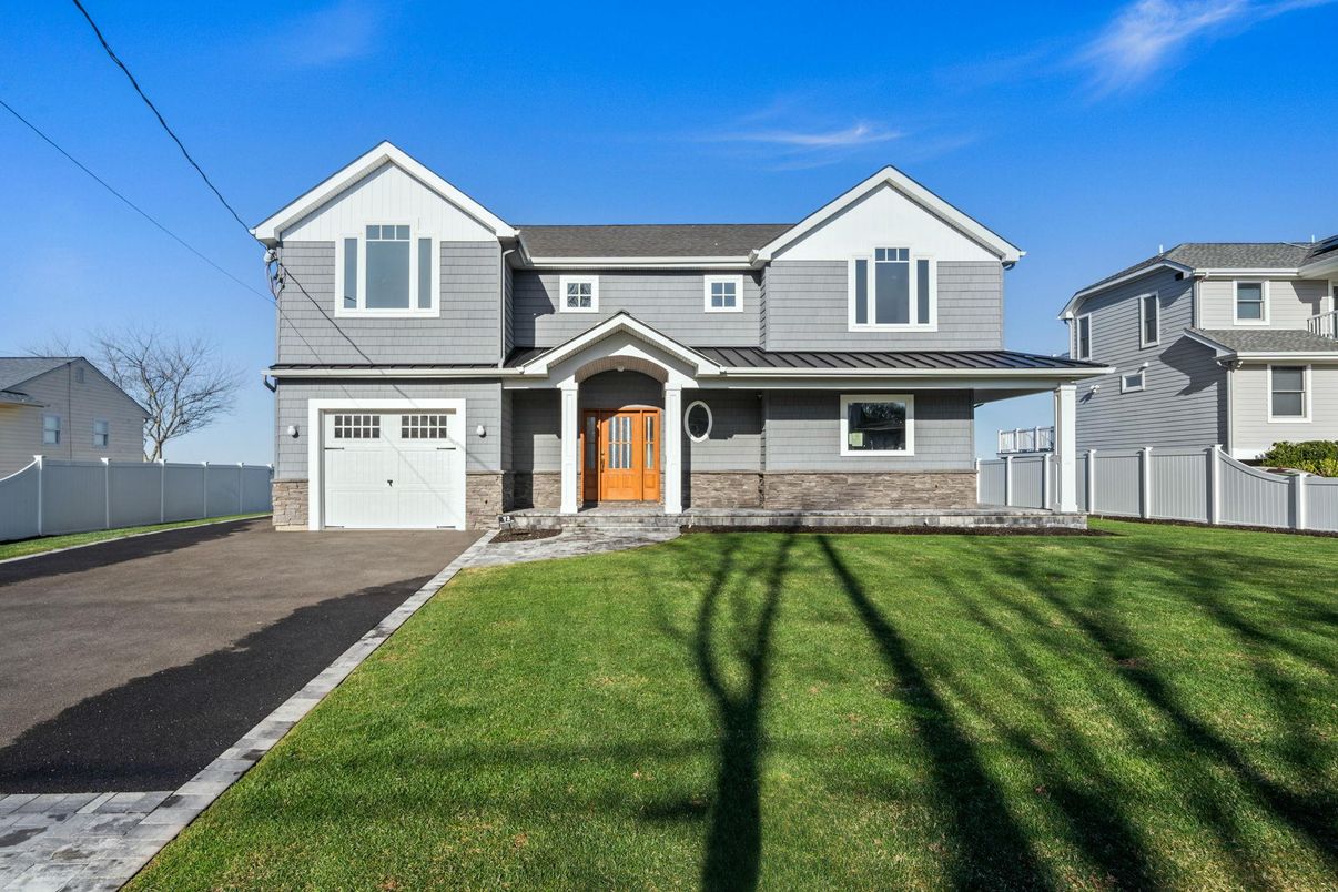 Attached, Exterior, Facade, Farmhouse