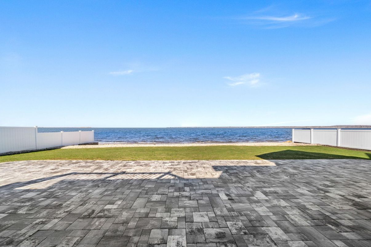 Exterior, Lake