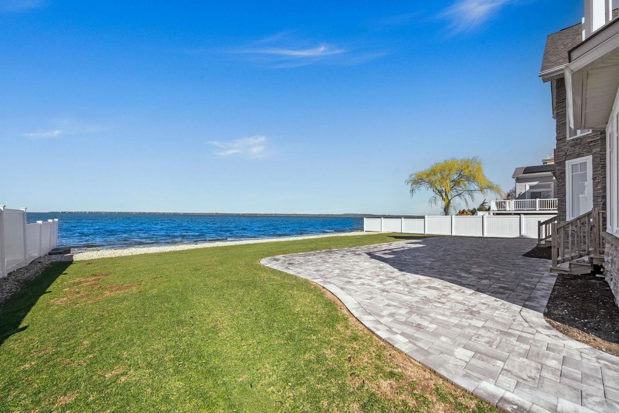 Exterior, Lake