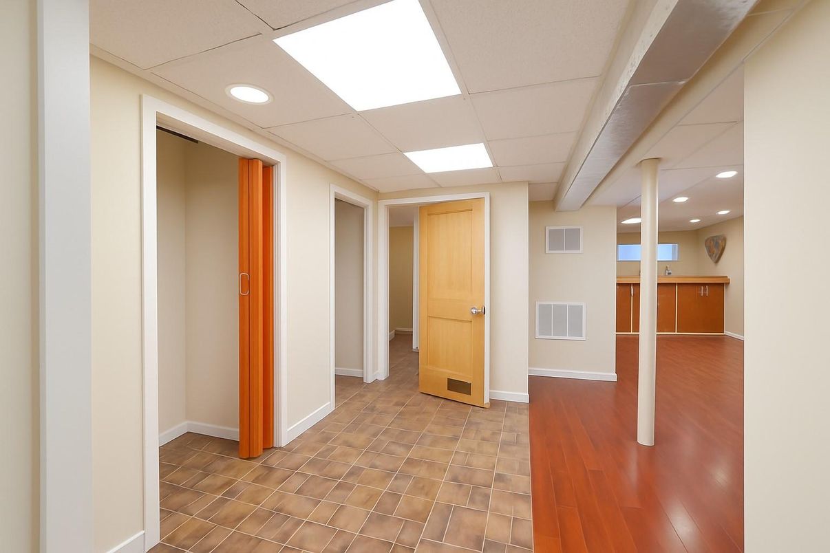 Empty room, Interior, Recessed Lighting, Wood Texture Flooring