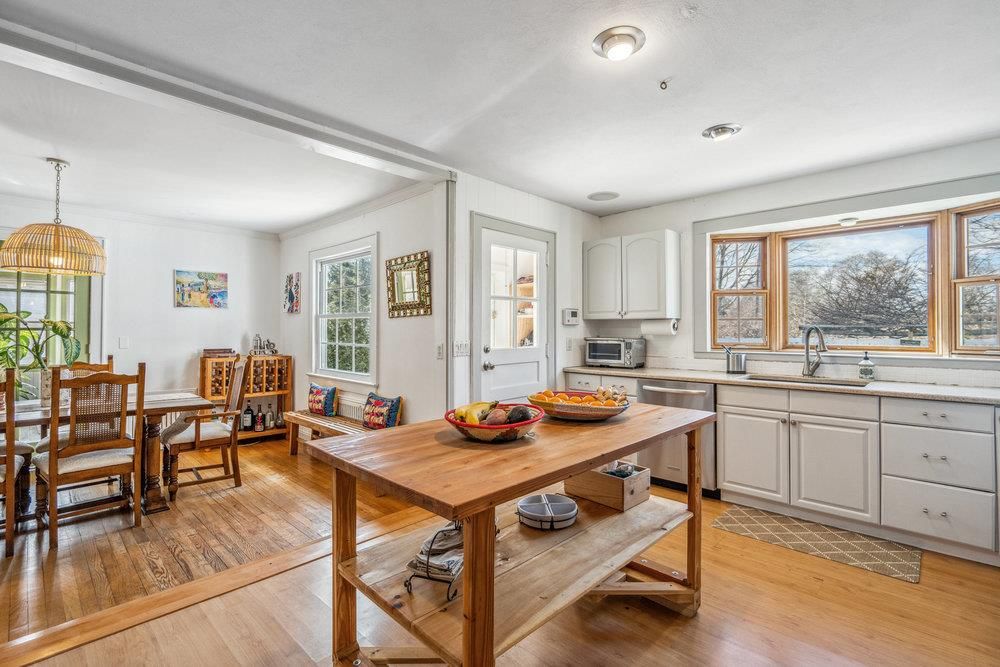 Dining room, Interior, Kitchen, Pendant Lights, Recessed Lighting, Wood Texture Flooring