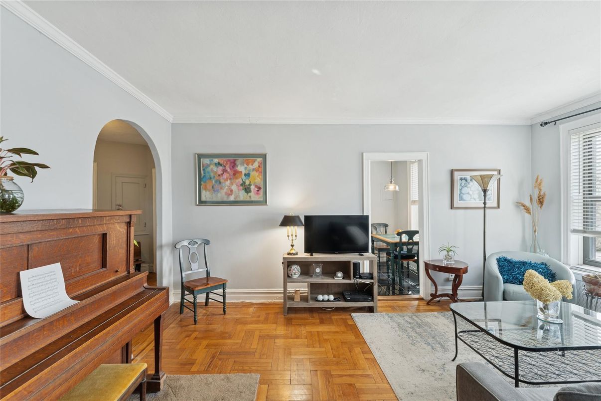 Interior, Living room, Pendant Lights, Piano, Wood Texture Flooring