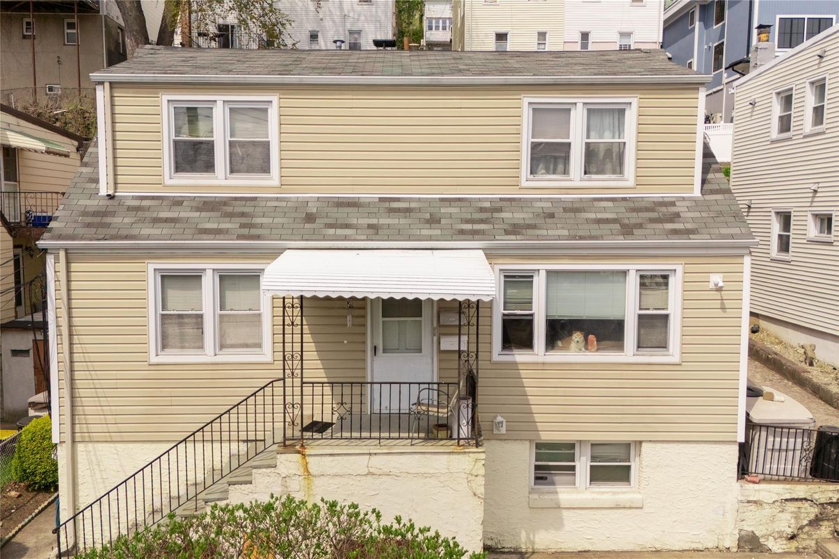 Exterior, Facade, American Foursquare