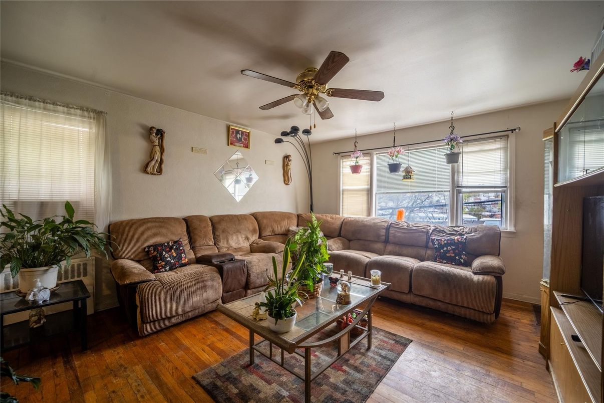 Interior, Living room, Pendant Lights, Wood Texture Flooring