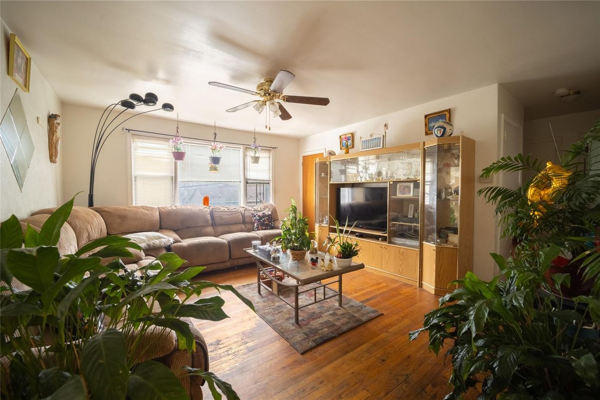 Interior, Living room, Pendant Lights, Wood Texture Flooring