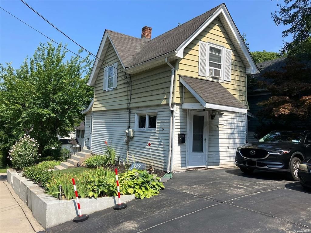 Exterior, Facade, Queen Anne Victorian