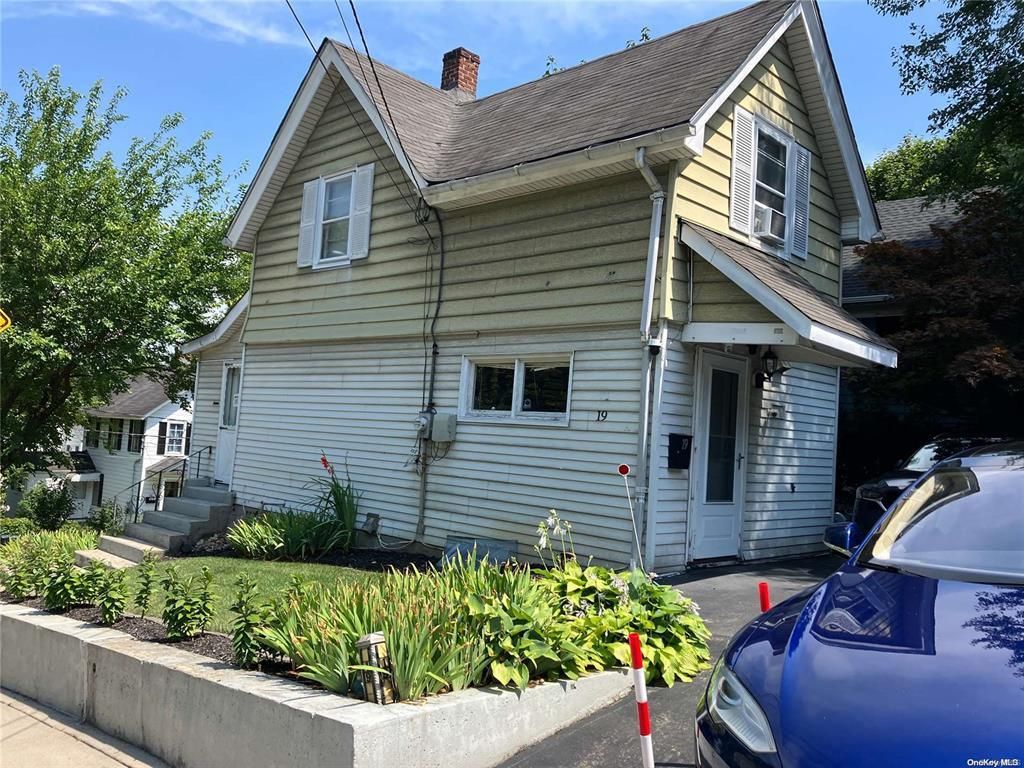 Exterior, Facade, Queen Anne Victorian