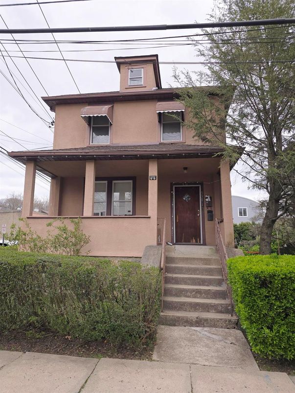 Exterior, Facade, American Foursquare
