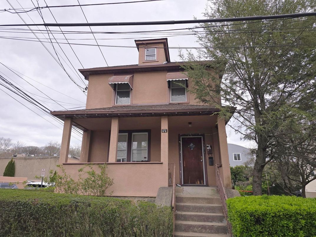 Exterior, Facade, American Foursquare