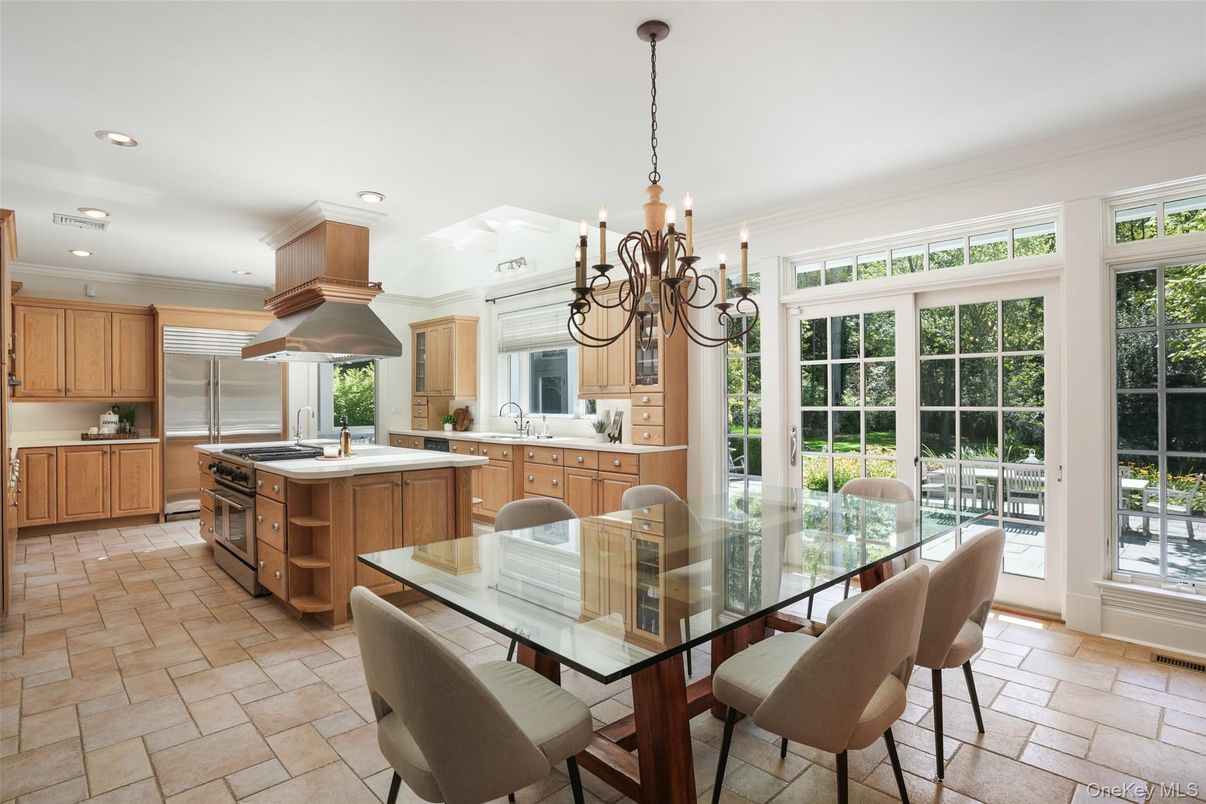 Chandelier, Dining room, Interior, Kitchen, Recessed Lighting, Stainless Steel Appliances