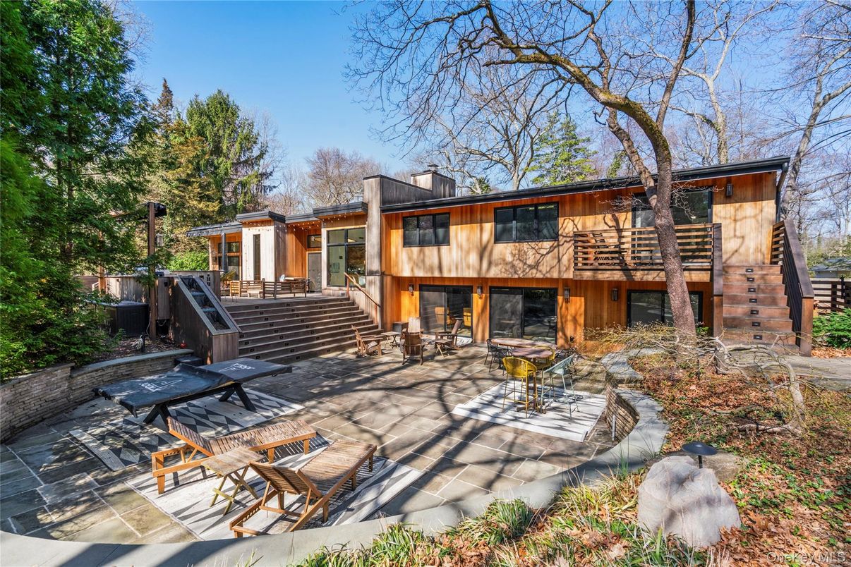 Backyard, Exterior, Facade, Brick Facade, Modern