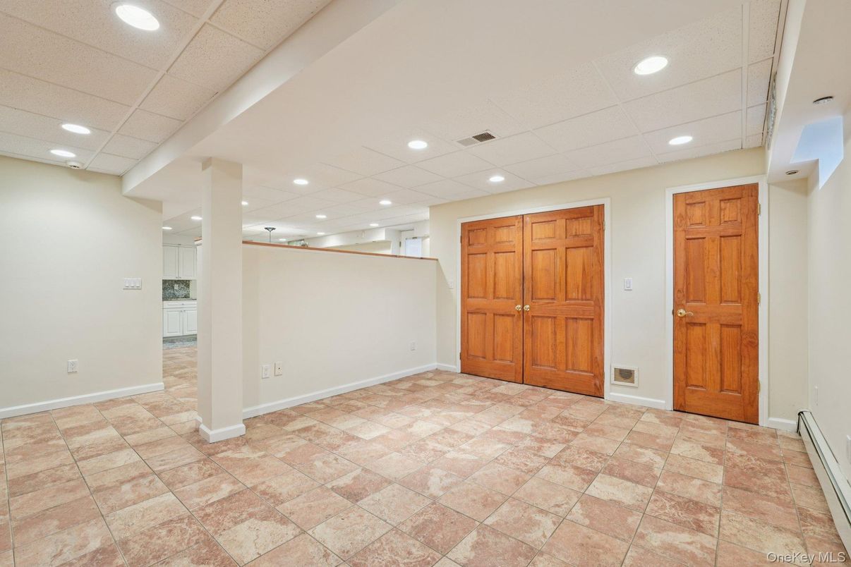 Empty room, Interior, Recessed Lighting