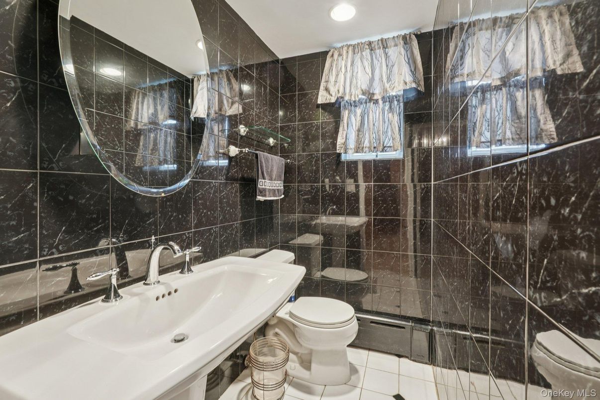 Bathroom, Interior, Recessed Lighting