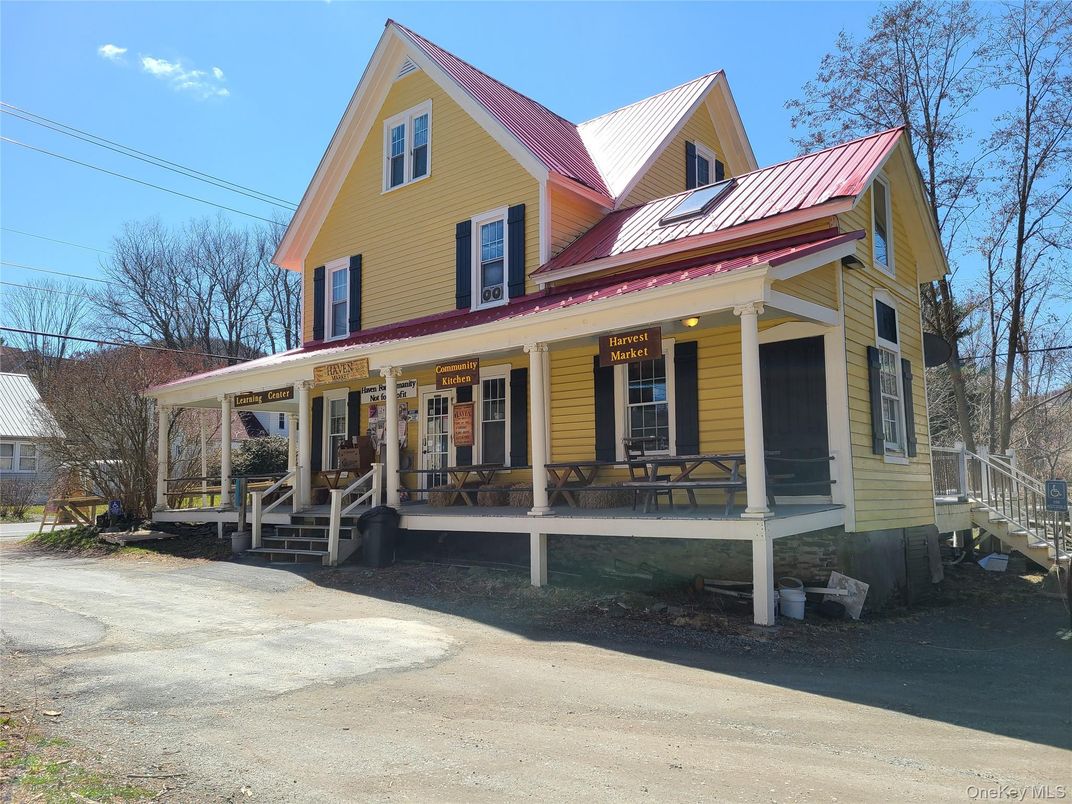 Exterior, Facade, Queen Anne Victorian