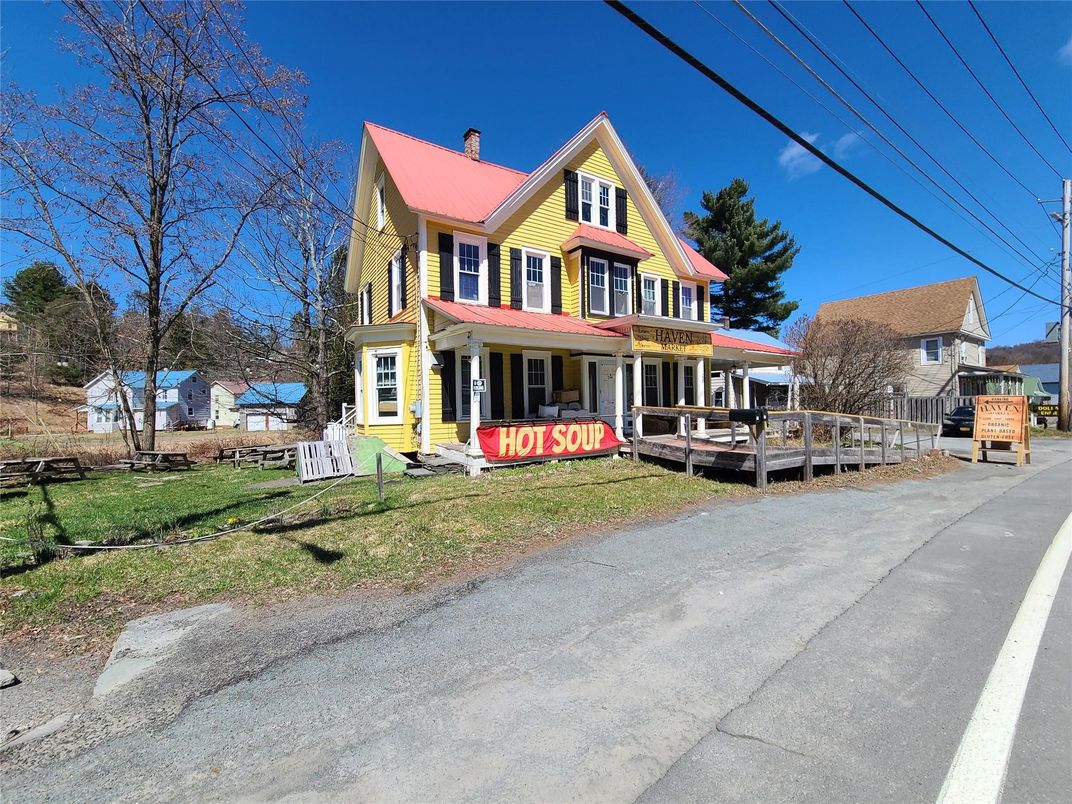 Backyard, Exterior, Facade, Queen Anne Victorian
