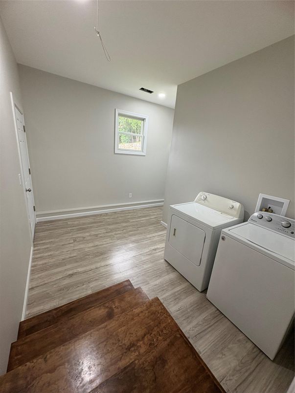 Interior, Recessed Lighting, Washer, Wood Texture Flooring