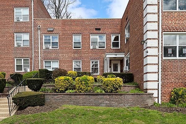 Exterior, Facade, Brick Facade, Rowhouse